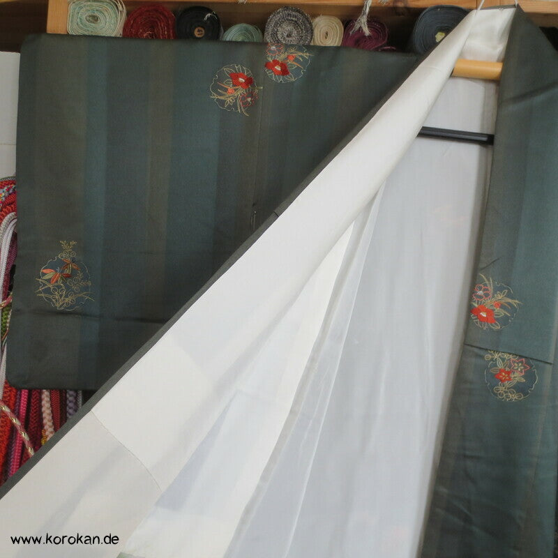 bestickte Rondelle auf Satinstreifen Tsukesage Kimono