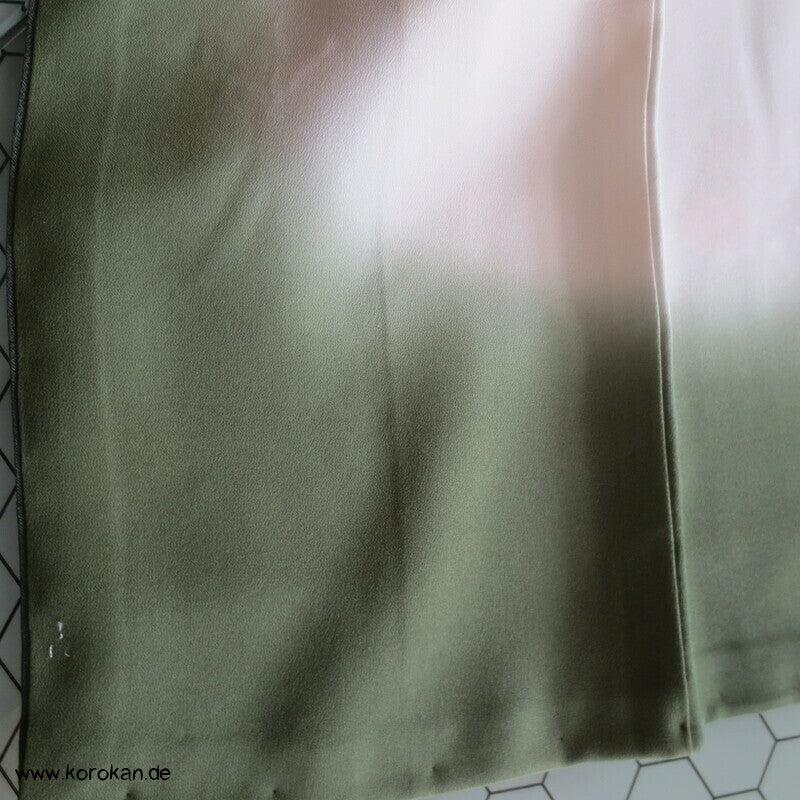 bestickte Rondelle auf Satinstreifen Tsukesage Kimono