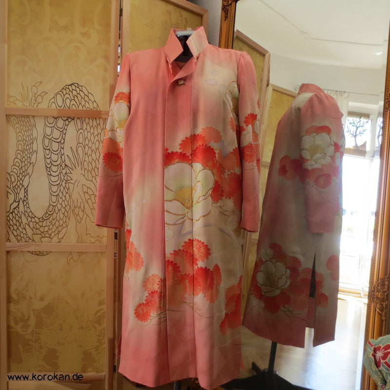 Abendmantel aus Furisode Kimono Seide mit Blüten und Goldstickerei, Gr. L