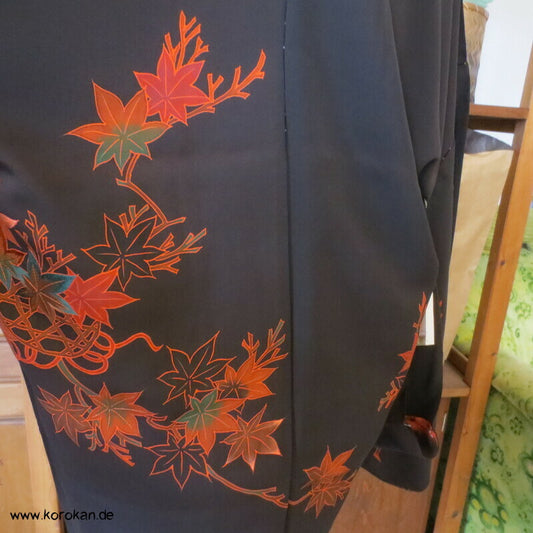 Herbstlaub auf schwarz, bestickt Haori Seiden Karieba