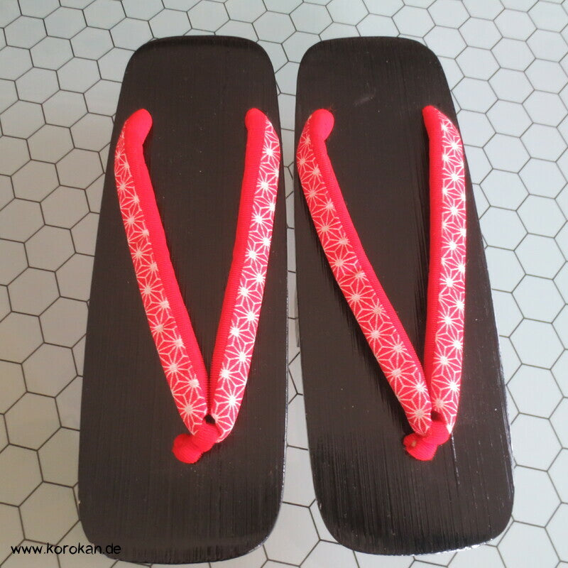 Vintage Geta Zehenstegsandalen - leichtes lackiertes Holz, rote Asanoha Stoffriemen