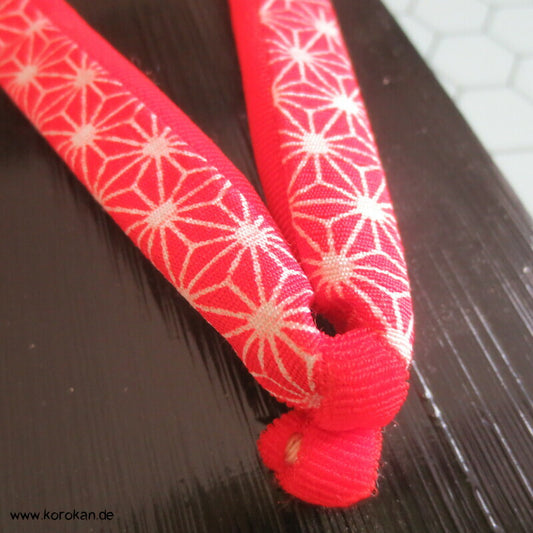 Vintage Geta Zehenstegsandalen - leichtes lackiertes Holz, rote Asanoha Stoffriemen