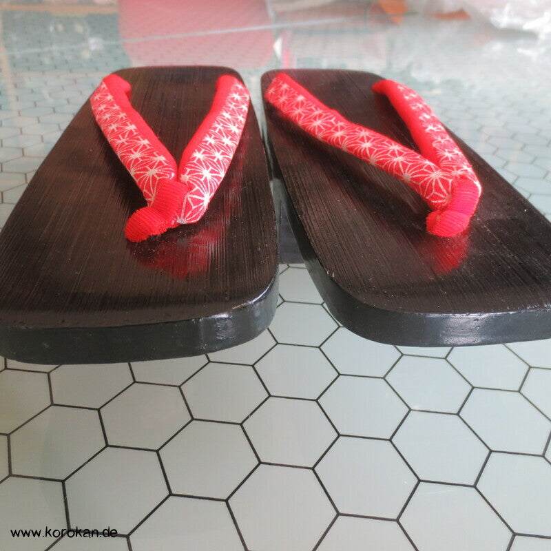 Vintage Geta Zehenstegsandalen - leichtes lackiertes Holz, rote Asanoha Stoffriemen