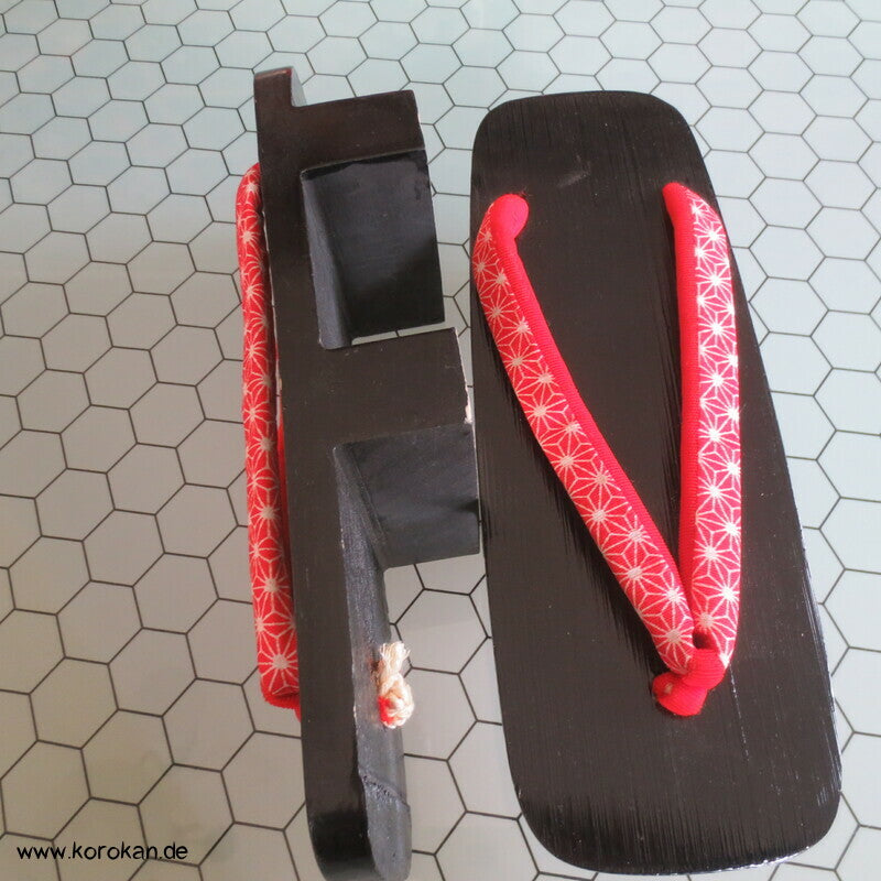 Vintage Geta Zehenstegsandalen - leichtes lackiertes Holz, rote Asanoha Stoffriemen