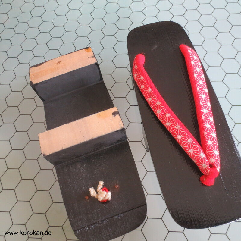 Vintage Geta Zehenstegsandalen - leichtes lackiertes Holz, rote Asanoha Stoffriemen