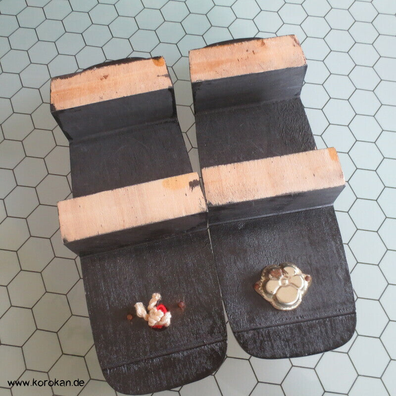 Vintage Geta Zehenstegsandalen - leichtes lackiertes Holz, rote Asanoha Stoffriemen