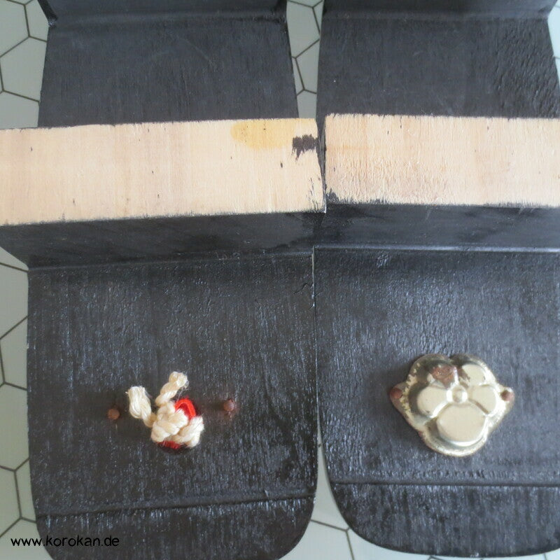 Vintage Geta Zehenstegsandalen - leichtes lackiertes Holz, rote Asanoha Stoffriemen