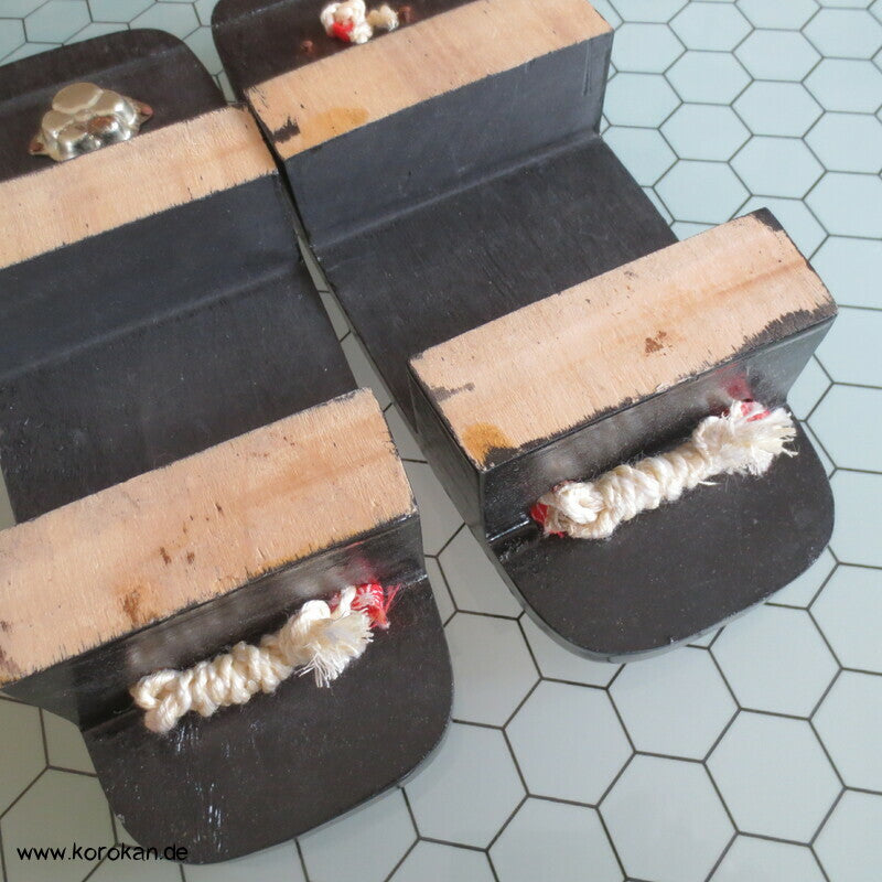 Vintage Geta Zehenstegsandalen - leichtes lackiertes Holz, rote Asanoha Stoffriemen