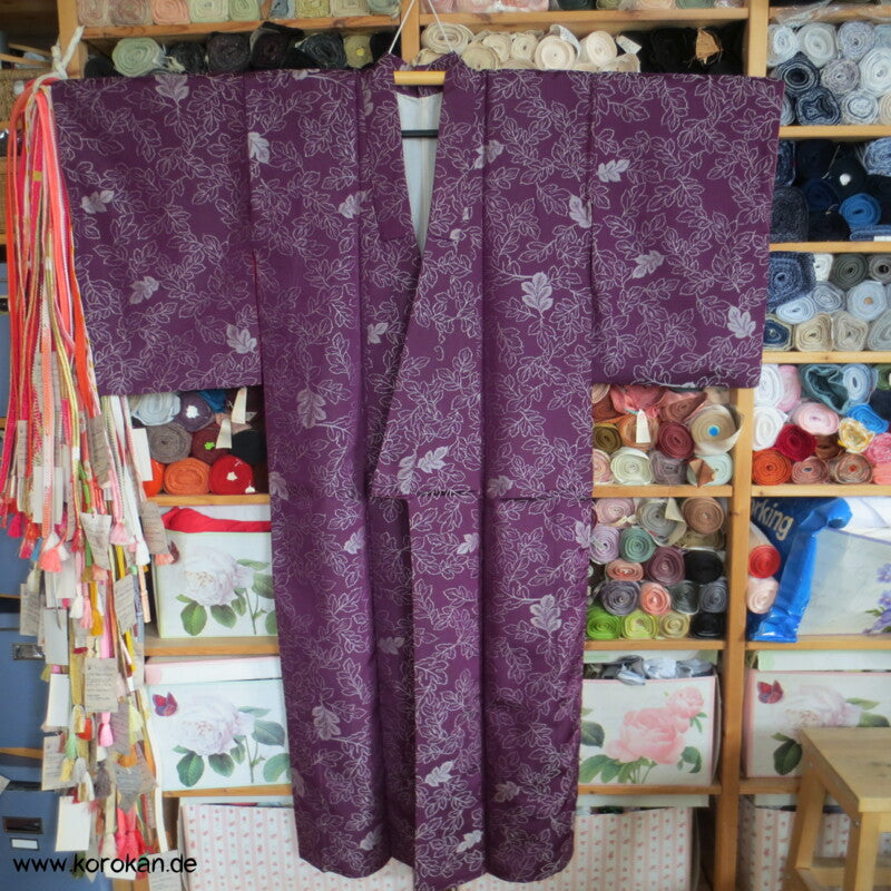 silbergraue Blätter auf lila Omeshi Seidenjacquard Komon Kimono