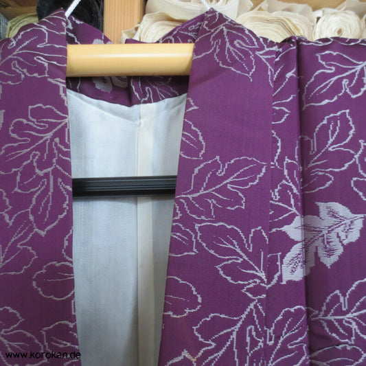 silbergraue Blätter auf lila Omeshi Seidenjacquard Komon Kimono