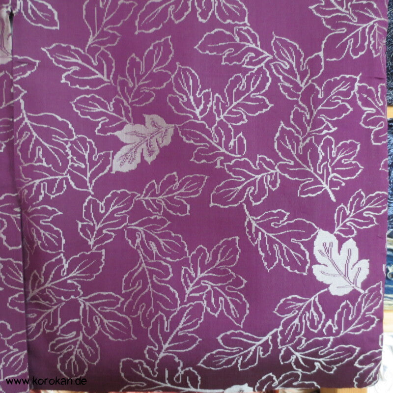 silbergraue Blätter auf lila Omeshi Seidenjacquard Komon Kimono