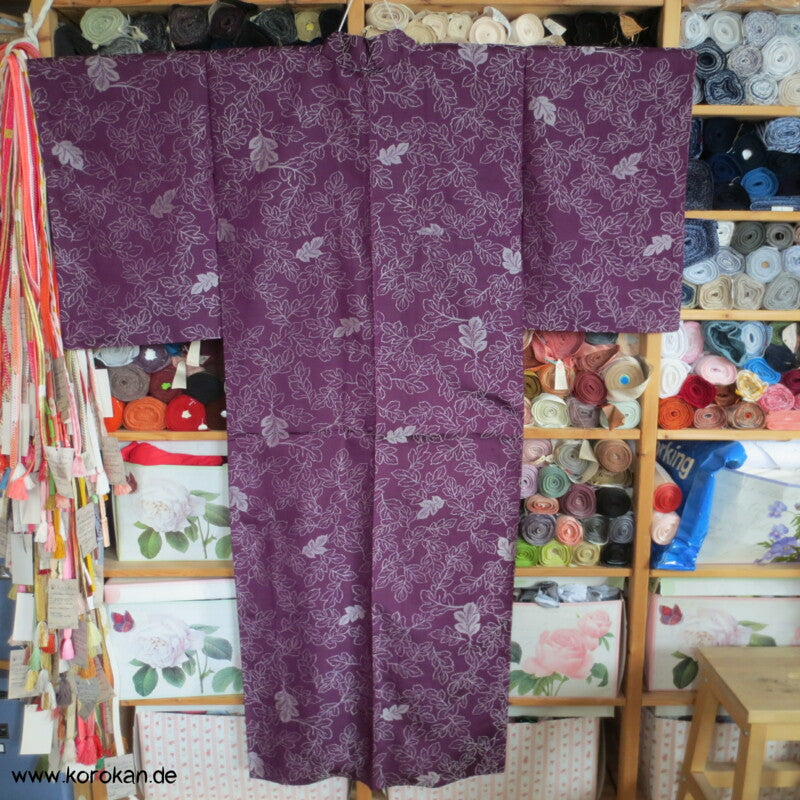 silbergraue Blätter auf lila Omeshi Seidenjacquard Komon Kimono