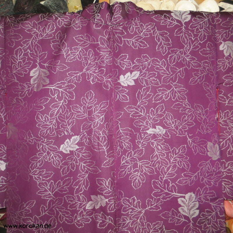 silbergraue Blätter auf lila Omeshi Seidenjacquard Komon Kimono
