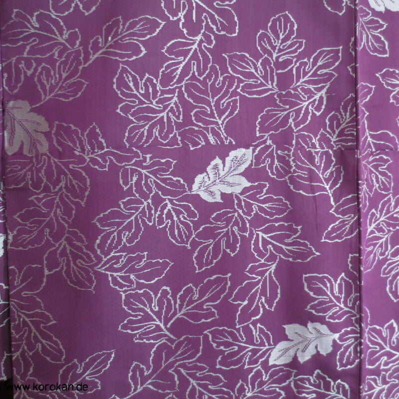 silbergraue Blätter auf lila Omeshi Seidenjacquard Komon Kimono