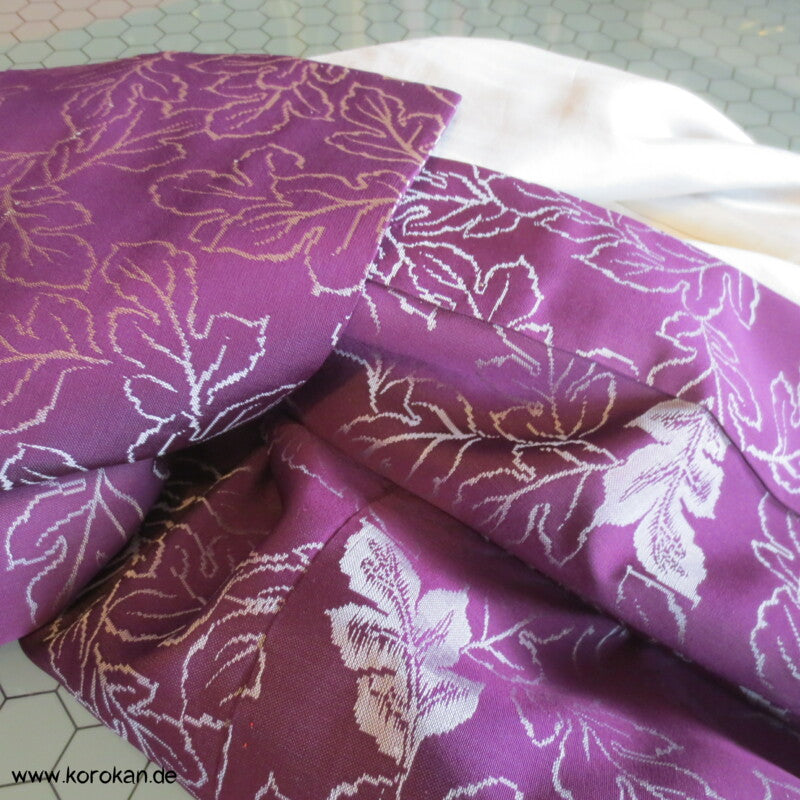 silbergraue Blätter auf lila Omeshi Seidenjacquard Komon Kimono