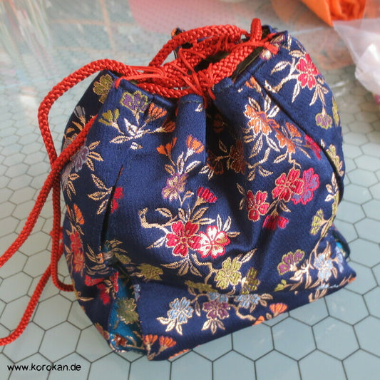 Kinchaku Zugbeutel - Tasche dunkelblauer Blumen Brokat