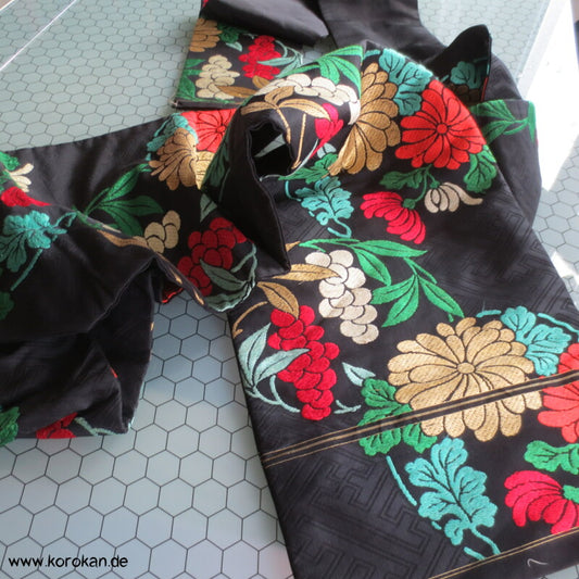 bunte Chrysanthemen auf schwarz Nagoya Brokat Obi