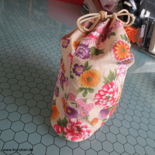 großer Kinchaku Zugbeutel - Tasche Blumen auf Baumwolle für Yukata Kimono
