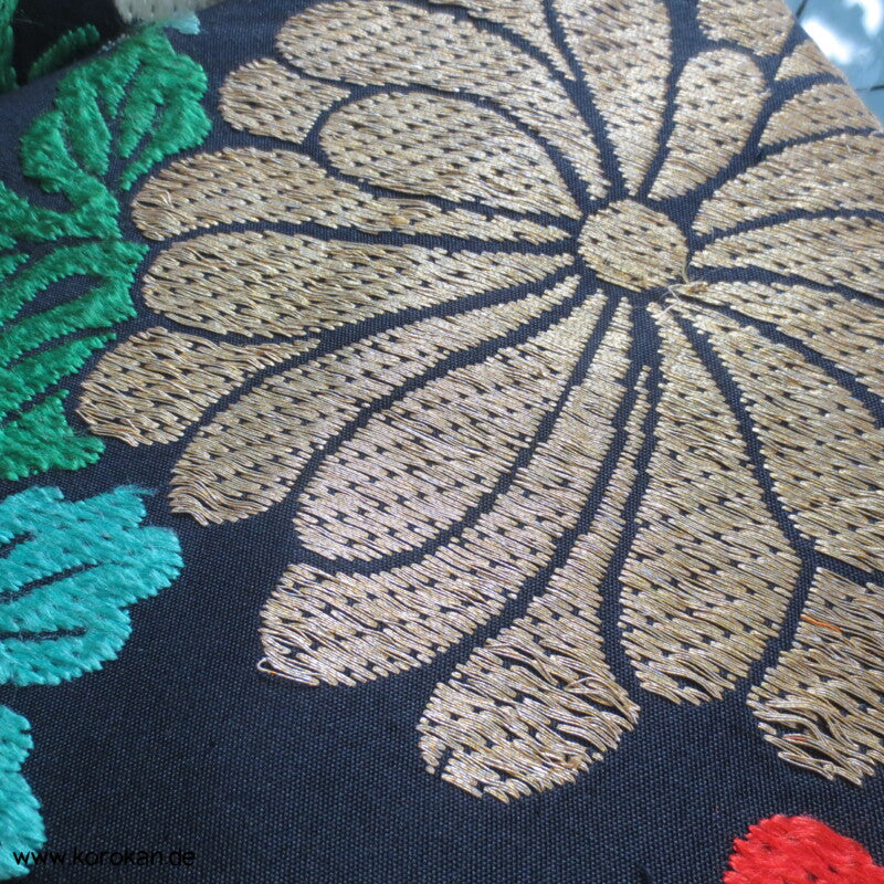 bunte Chrysanthemen auf schwarz Nagoya Brokat Obi