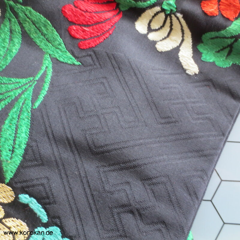 bunte Chrysanthemen auf schwarz Nagoya Brokat Obi