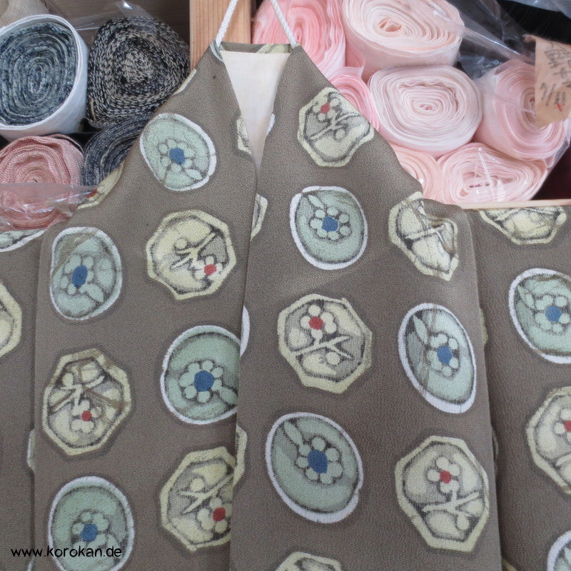 Khaki mit Musterkreisen Seidencrepe Komon Kimono