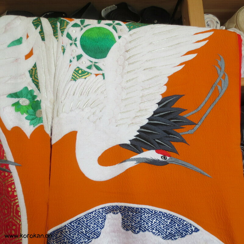 'Uchikake Hochzeits Kimonomantel, gestickte Kraniche auf Seidencrepe