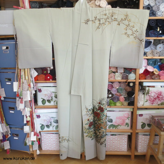 gelackte Blüten und Zweige auf khaki Homongi Seidencrepe Kimono