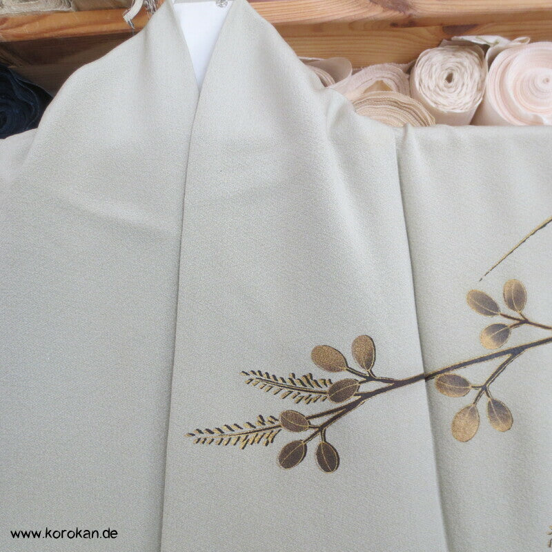gelackte Blüten und Zweige auf khaki Homongi Seidencrepe Kimono