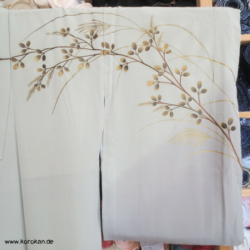 gelackte Blüten und Zweige auf khaki Homongi Seidencrepe Kimono