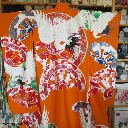 Uchikake Hochzeits Kimonomantel, gestickte Kraniche auf Seidencrepe