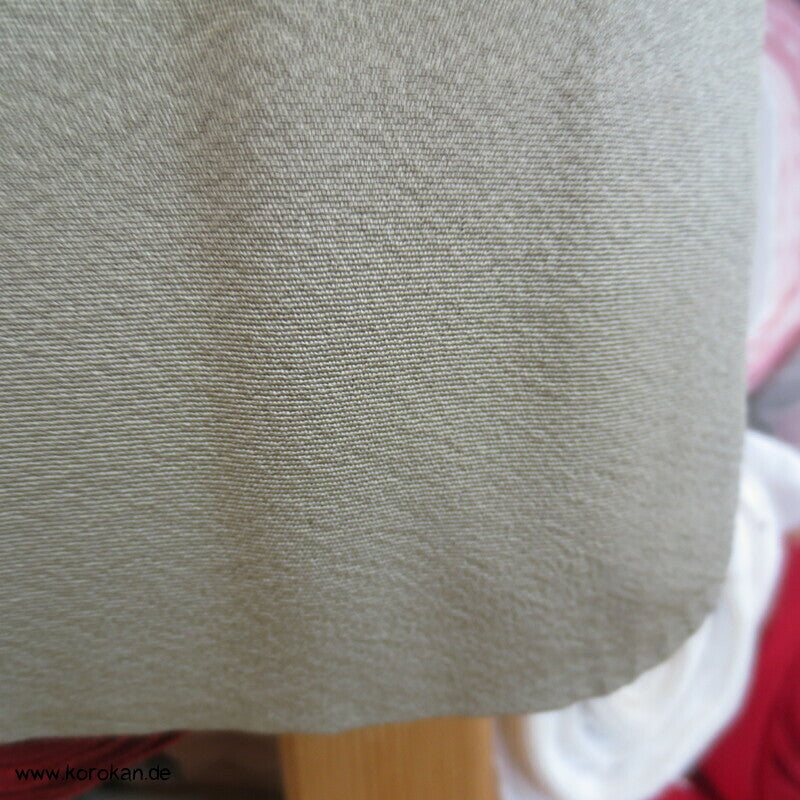 gelackte Blüten und Zweige auf khaki Homongi Seidencrepe Kimono