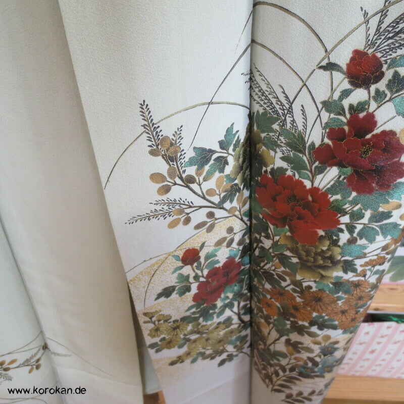 gelackte Blüten und Zweige auf khaki Homongi Seidencrepe Kimono