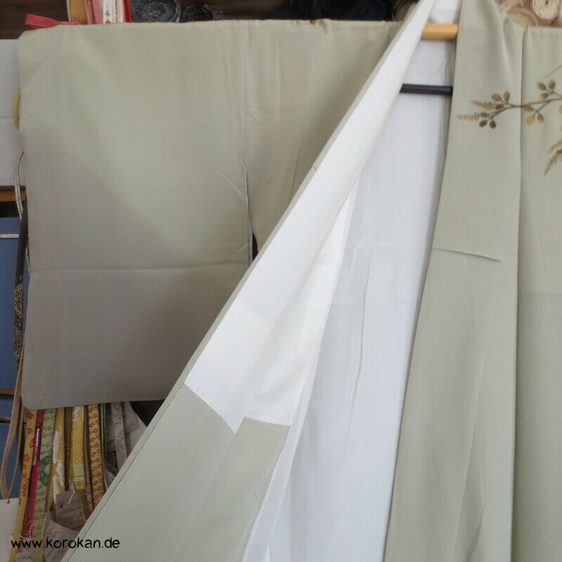 gelackte Blüten und Zweige auf khaki Homongi Seidencrepe Kimono