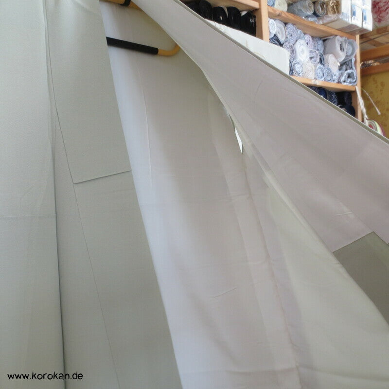 gelackte Blüten und Zweige auf khaki Homongi Seidencrepe Kimono
