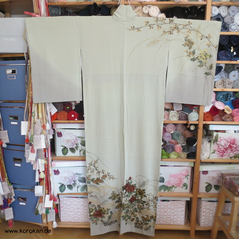 gelackte Blüten und Zweige auf khaki Homongi Seidencrepe Kimono
