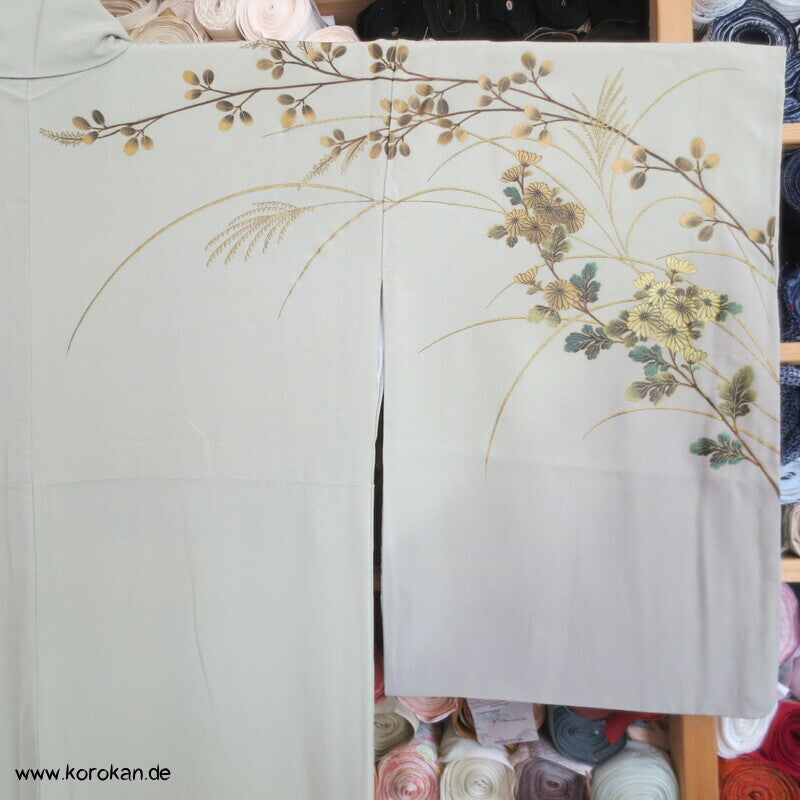 gelackte Blüten und Zweige auf khaki Homongi Seidencrepe Kimono