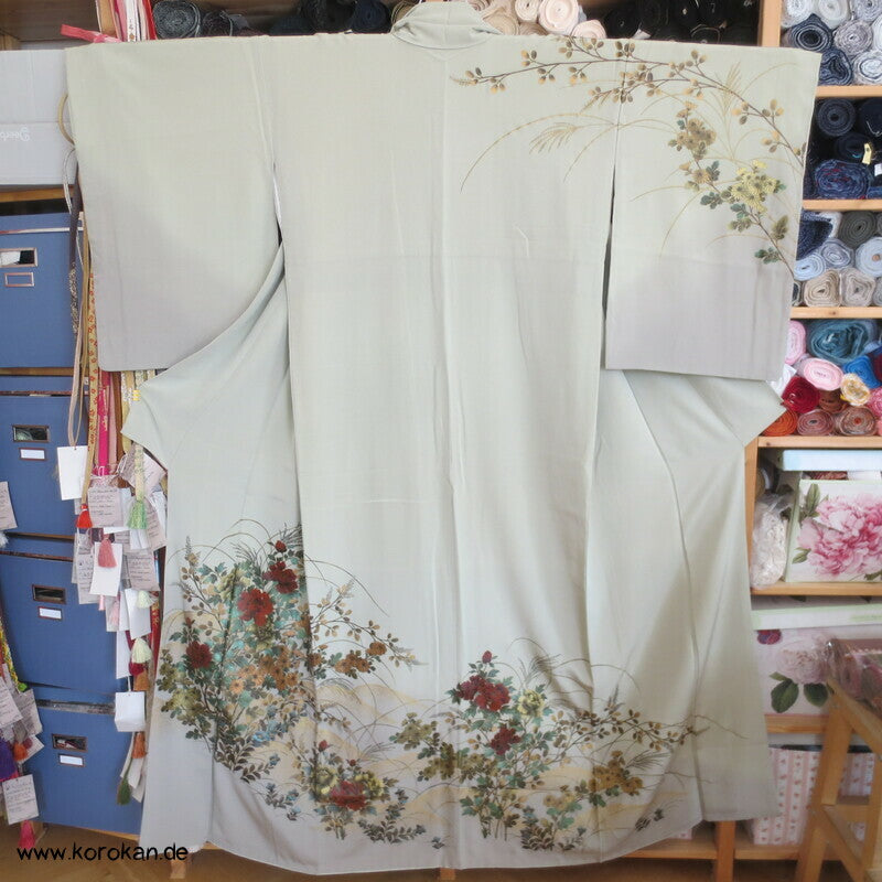 gelackte Blüten und Zweige auf khaki Homongi Seidencrepe Kimono