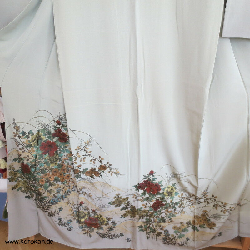 gelackte Blüten und Zweige auf khaki Homongi Seidencrepe Kimono