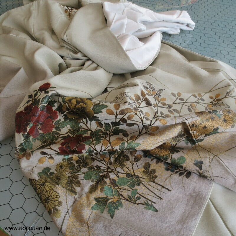 gelackte Blüten und Zweige auf khaki Homongi Seidencrepe Kimono