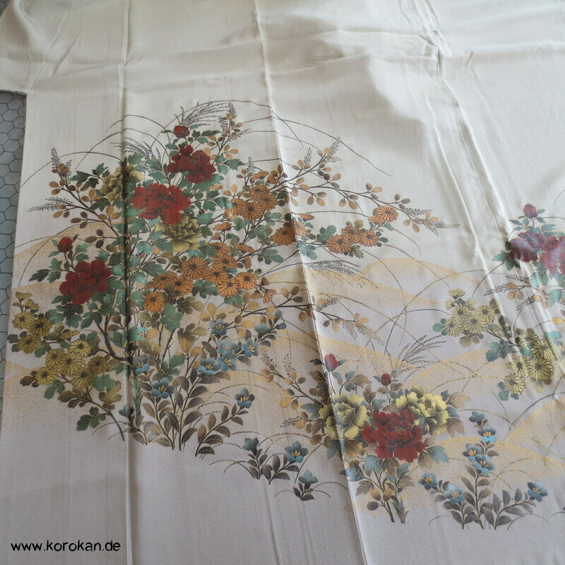 gelackte Blüten und Zweige auf khaki Homongi Seidencrepe Kimono