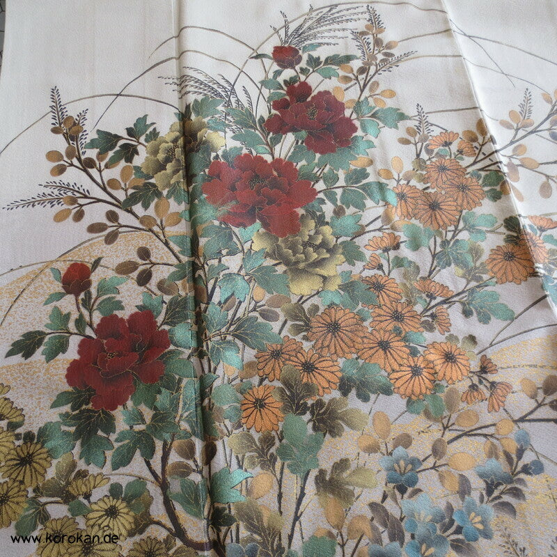 gelackte Blüten und Zweige auf khaki Homongi Seidencrepe Kimono
