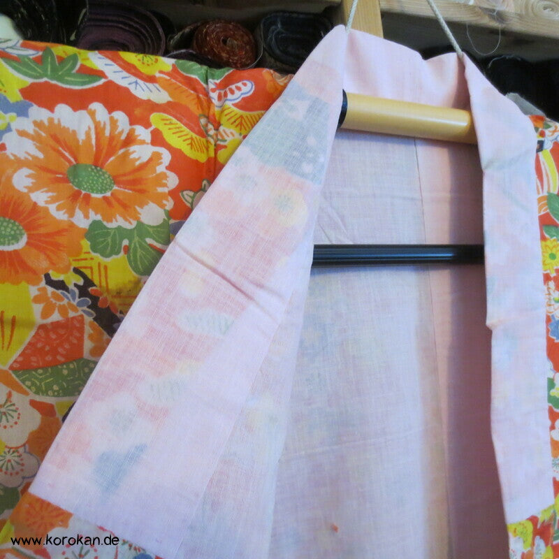 bunte Blüten und Blätter Seidentaft , rosa Futter Juban Unterkimono