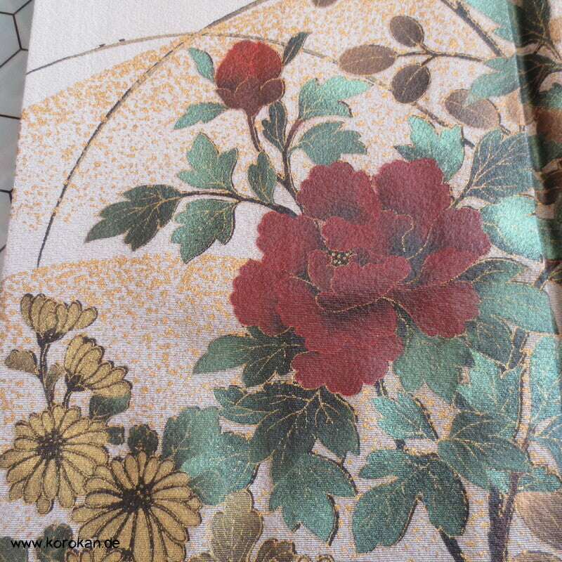gelackte Blüten und Zweige auf khaki Homongi Seidencrepe Kimono