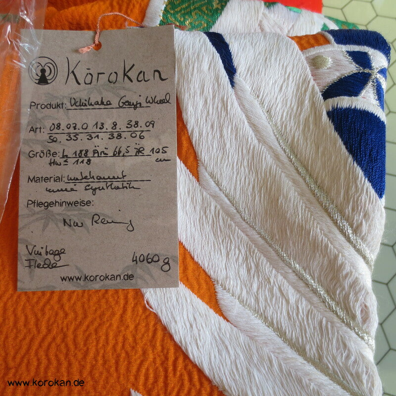 Uchikake Hochzeits Kimonomantel, gestickte Kraniche auf Seidencrepe