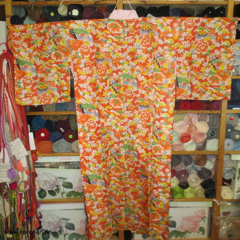 bunte Blüten und Blätter Seidentaft , rosa Futter Juban Unterkimono