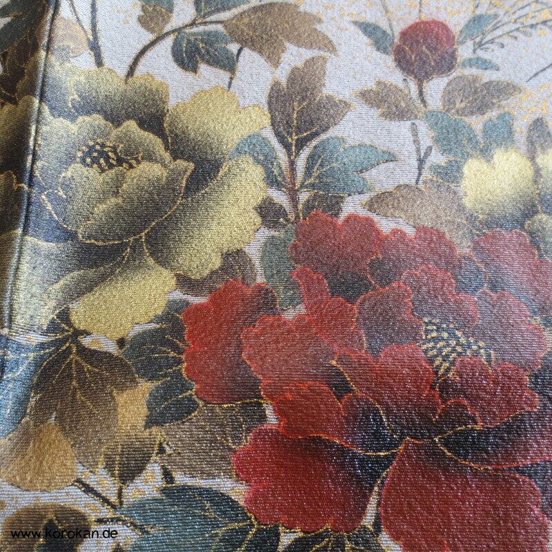 gelackte Blüten und Zweige auf khaki Homongi Seidencrepe Kimono