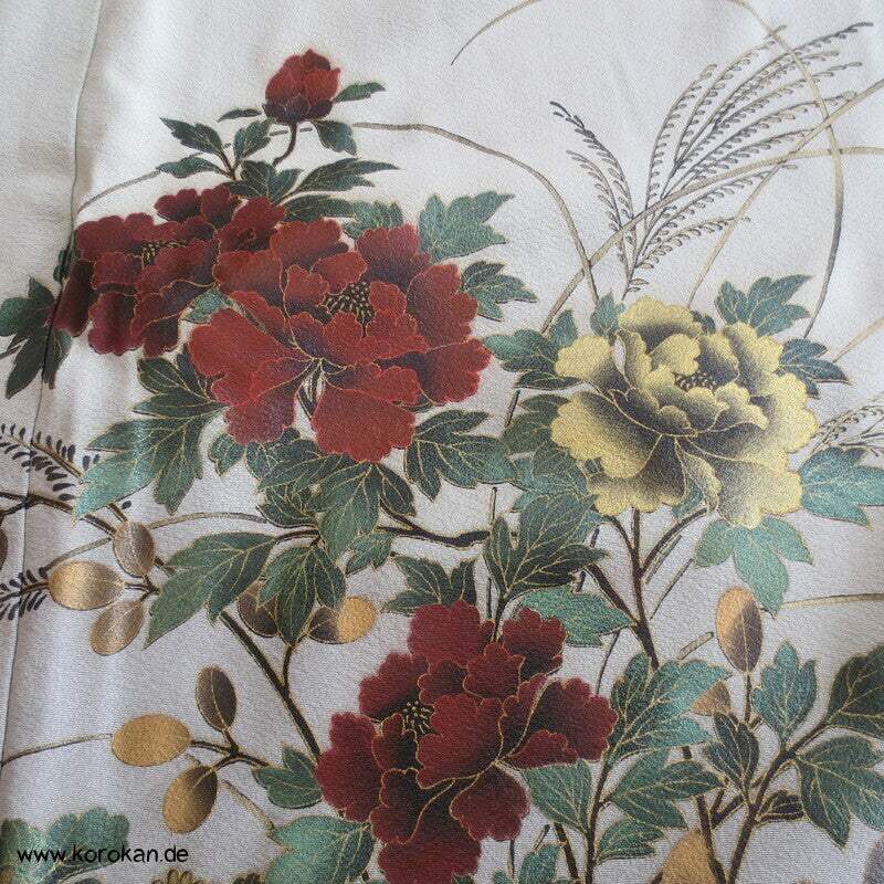 gelackte Blüten und Zweige auf khaki Homongi Seidencrepe Kimono