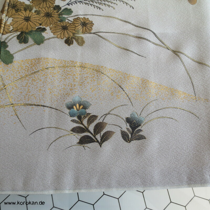 gelackte Blüten und Zweige auf khaki Homongi Seidencrepe Kimono