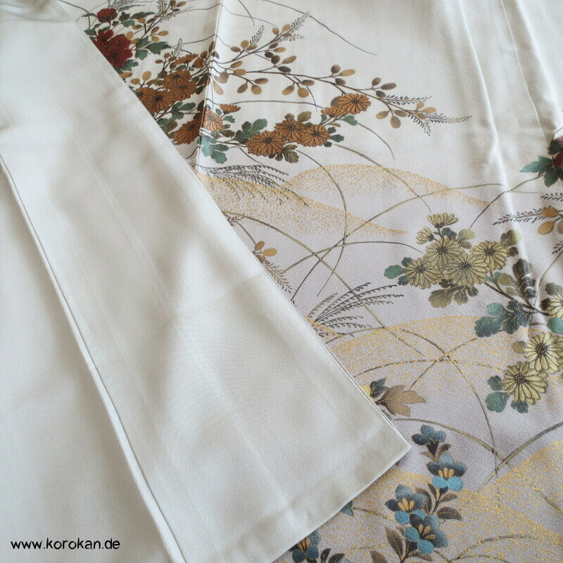 gelackte Blüten und Zweige auf khaki Homongi Seidencrepe Kimono