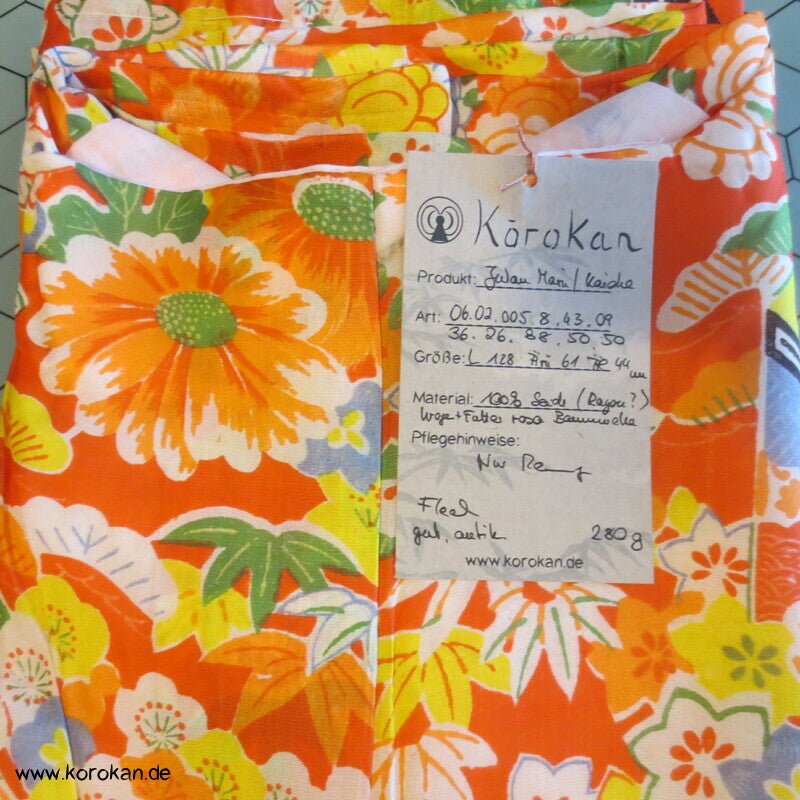 bunte Blüten und Blätter Seidentaft , rosa Futter Juban Unterkimono